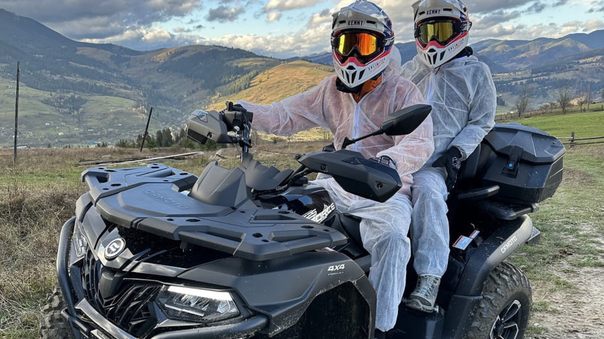 Десь біля гірських вершин два друга катаються на квадроциклах.