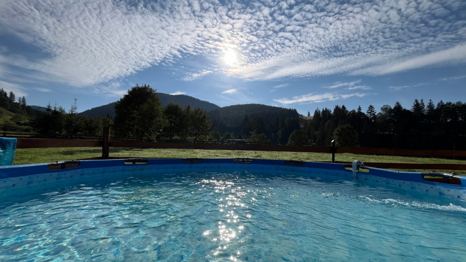 літній басейн на подвір’ї котеджу Маєток Діда для відпочинку в Карпатах