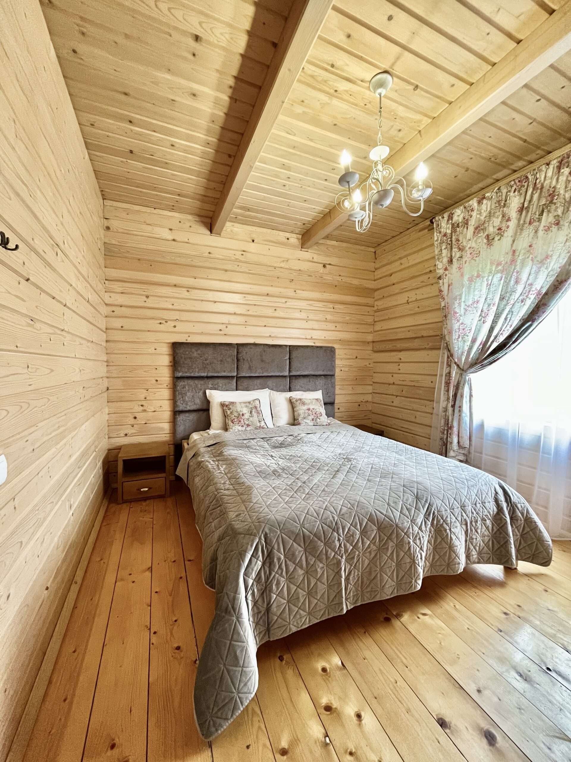 Світла спальня з сучасним декором і виглядом на Карпати