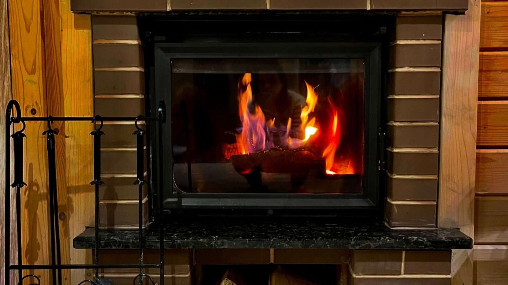 Справжній камін на дровах