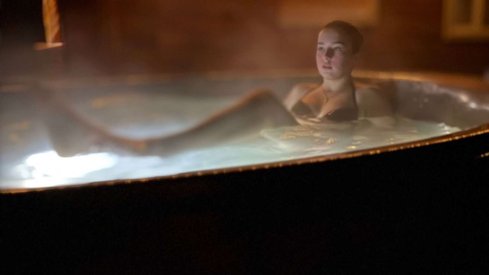 Відпочинок в гарячому чані під зоряним небом карпат у Маєтку діда