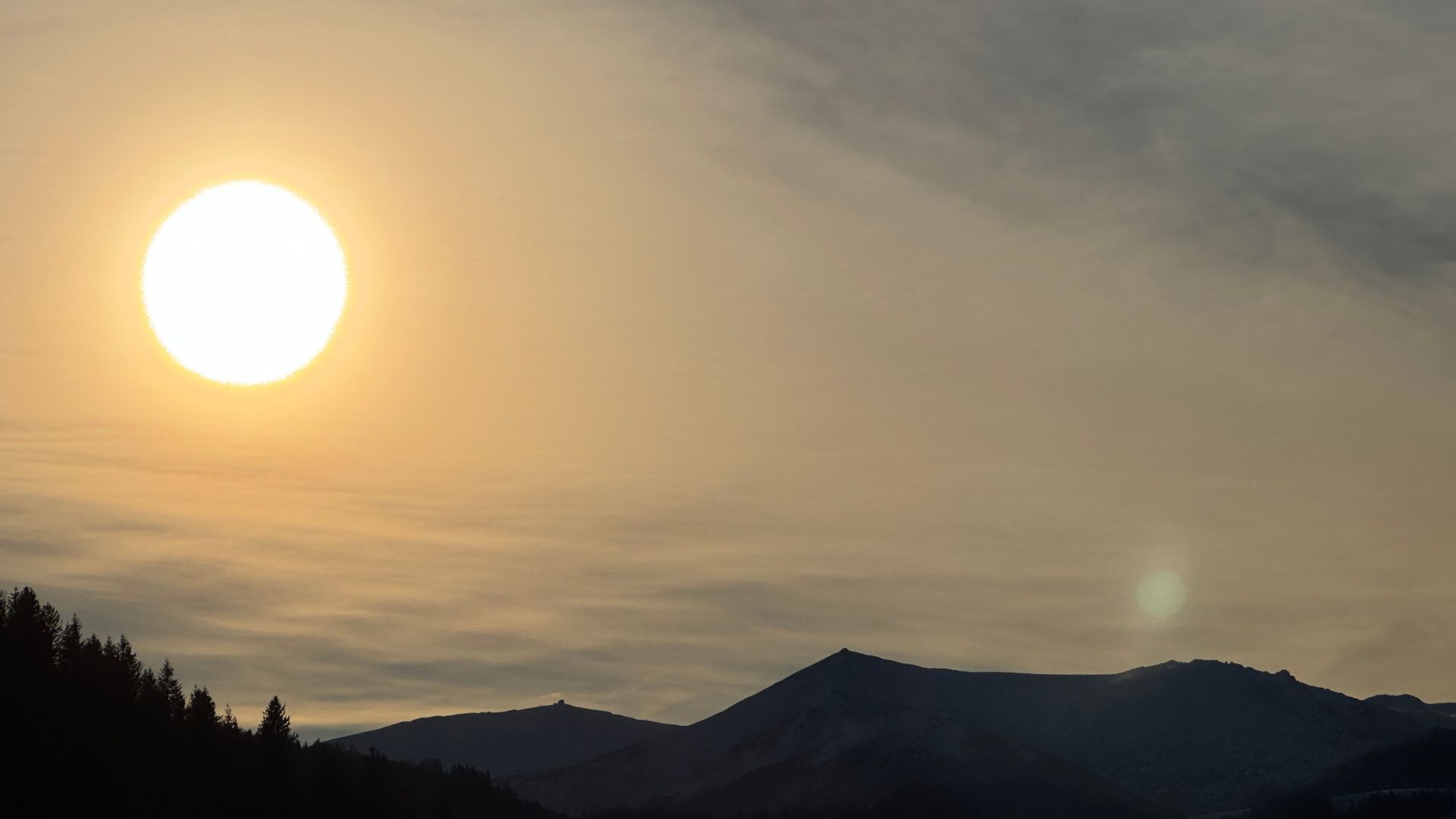Схід сонця на гірські вершині у селі. Вид з Кривопільського перевалу.
