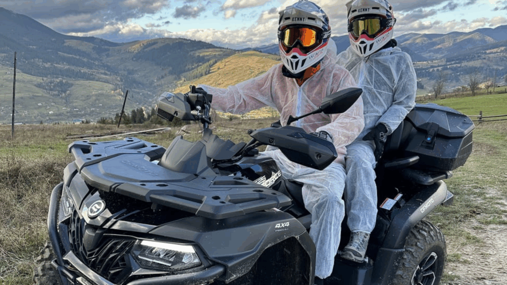 Джип на фоні панорами Карпатських гір, готовий до гірського катання.