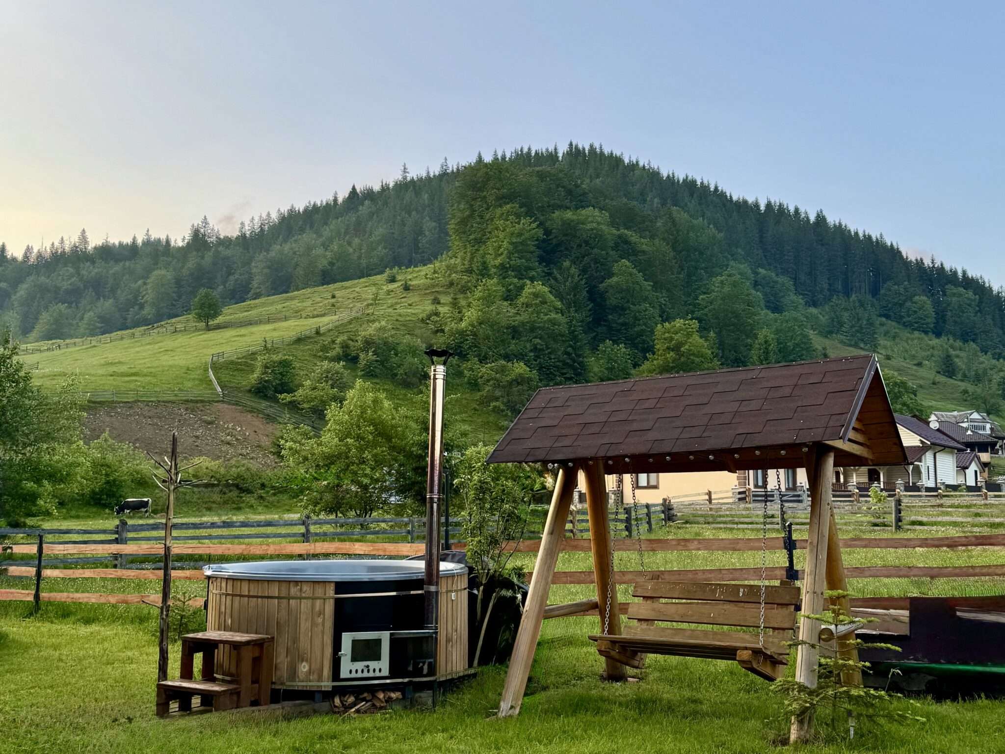 Гарячий чан у Маєтку Діда, Волова. Відпочинок у Карпатах із чаном на дровах під відкритим небом.