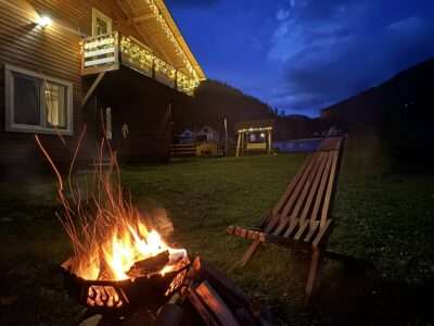 Ватра вночі на території Маєтку Діда