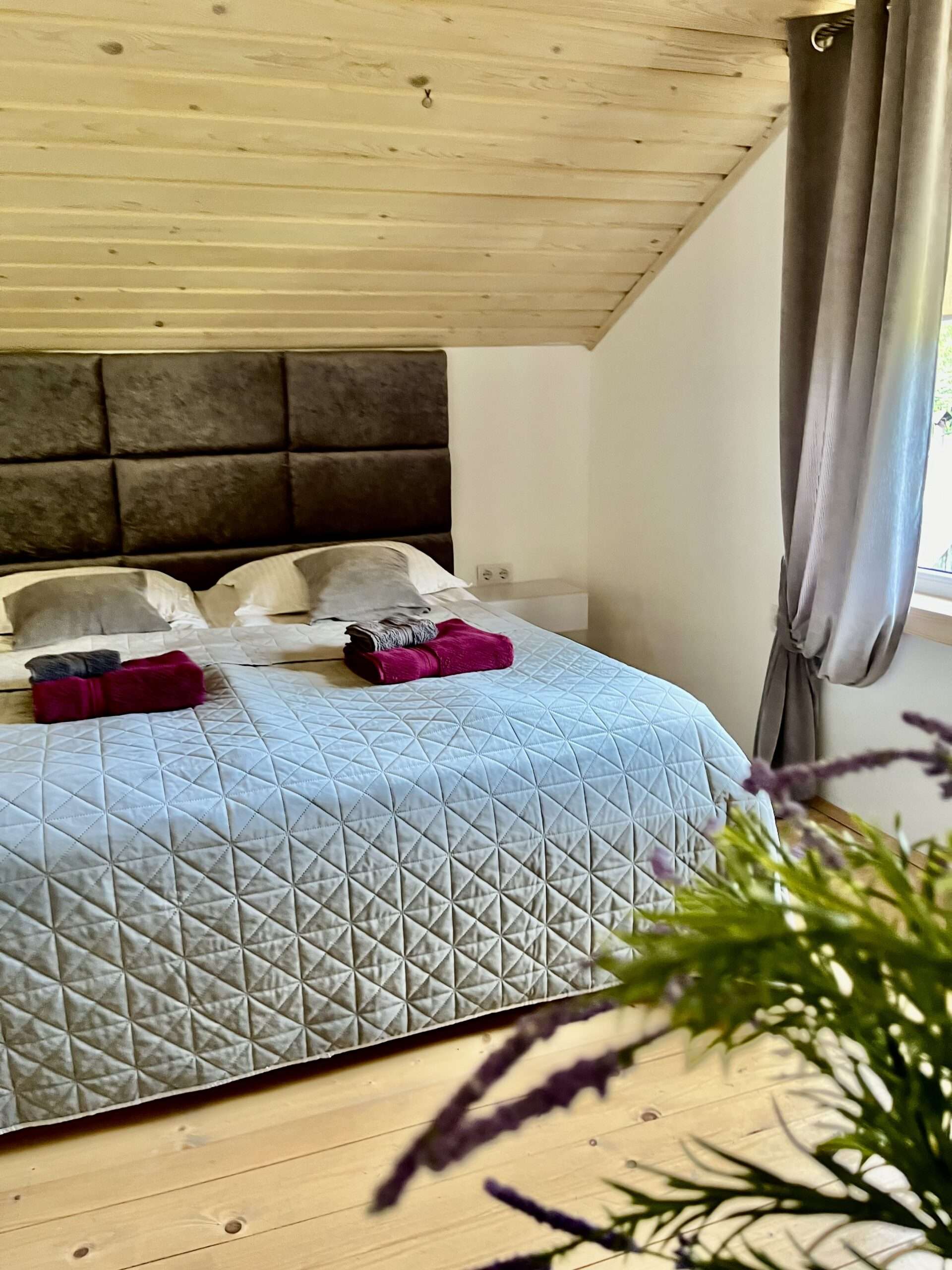 Затишна спальня з великим двоспальним ліжком із комфортним матрацом і постіллю