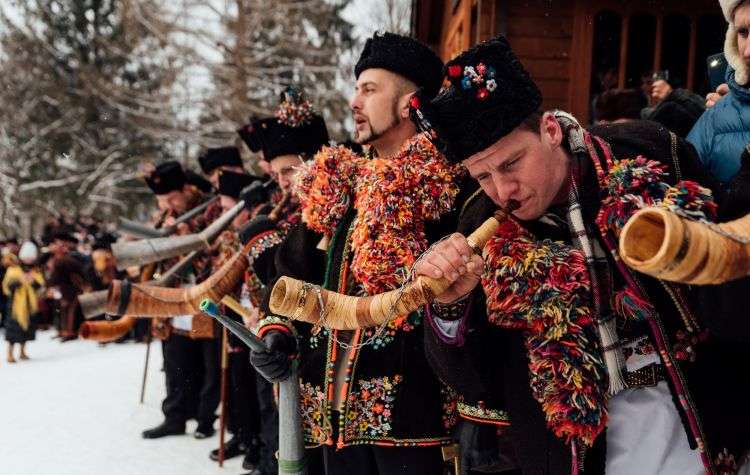 Гуцульські колядники співають різдвяні пісні
