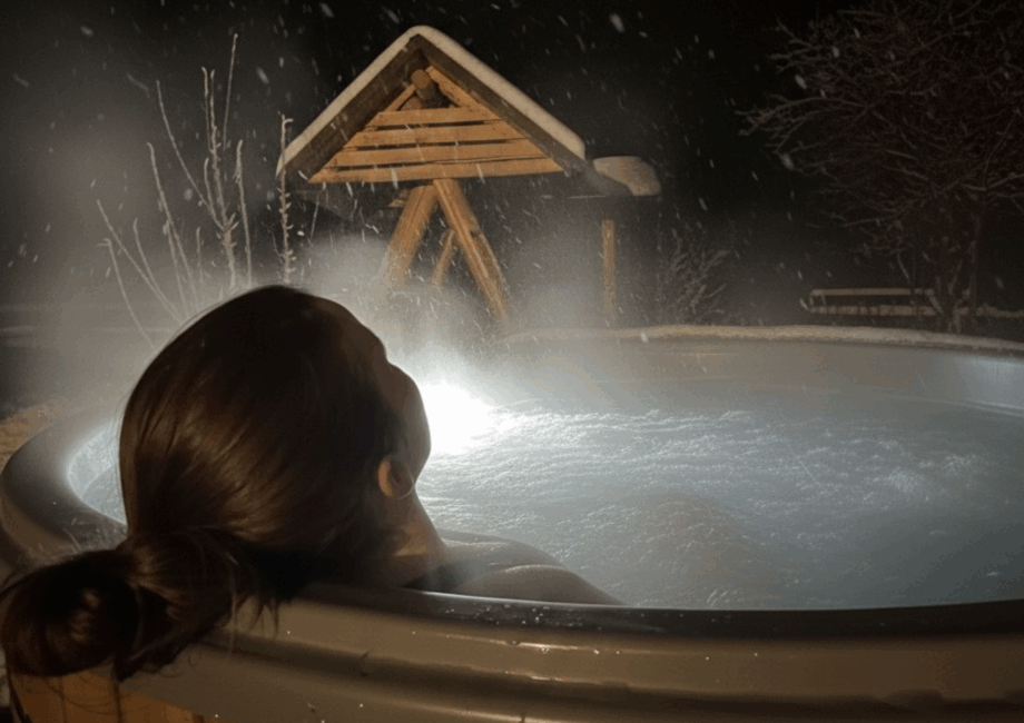 Засніжений чан із гарячою водою, що парує, у Маєтку Діда.