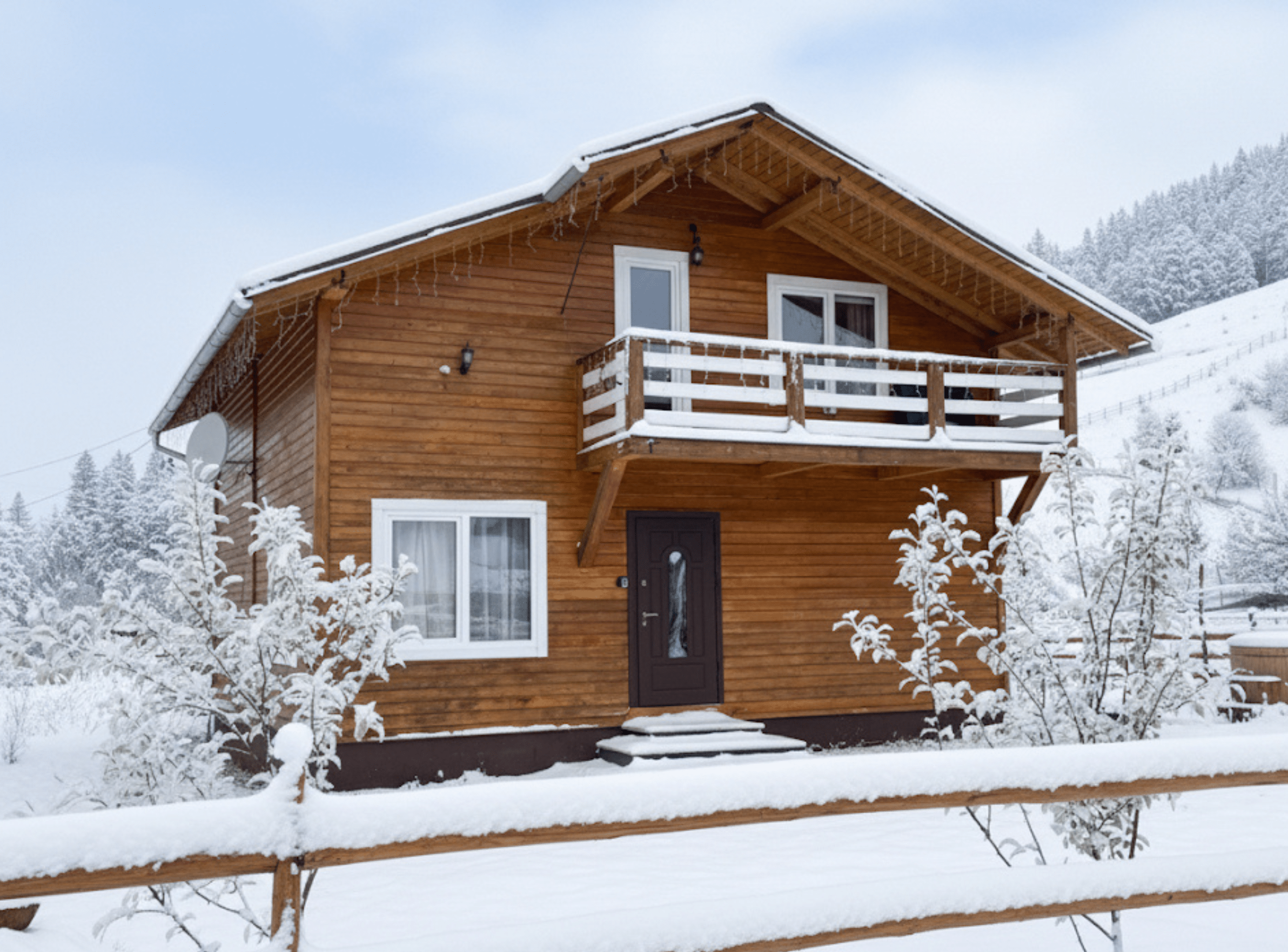 Фасад Маєтку Діда та засніжений двір узимку.